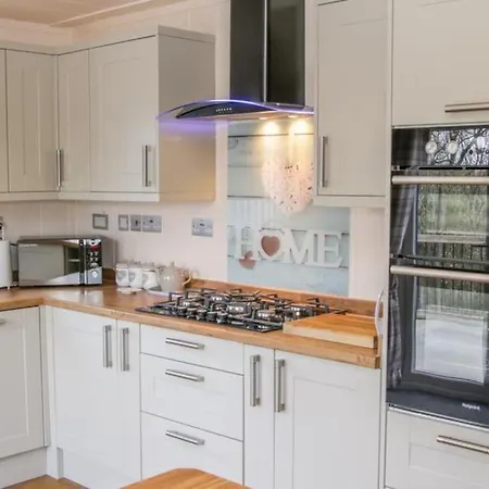 Fabulous Detached Lodge With Hot Tub Two Nights Minimum Stay Bridgnorth Exterior photo