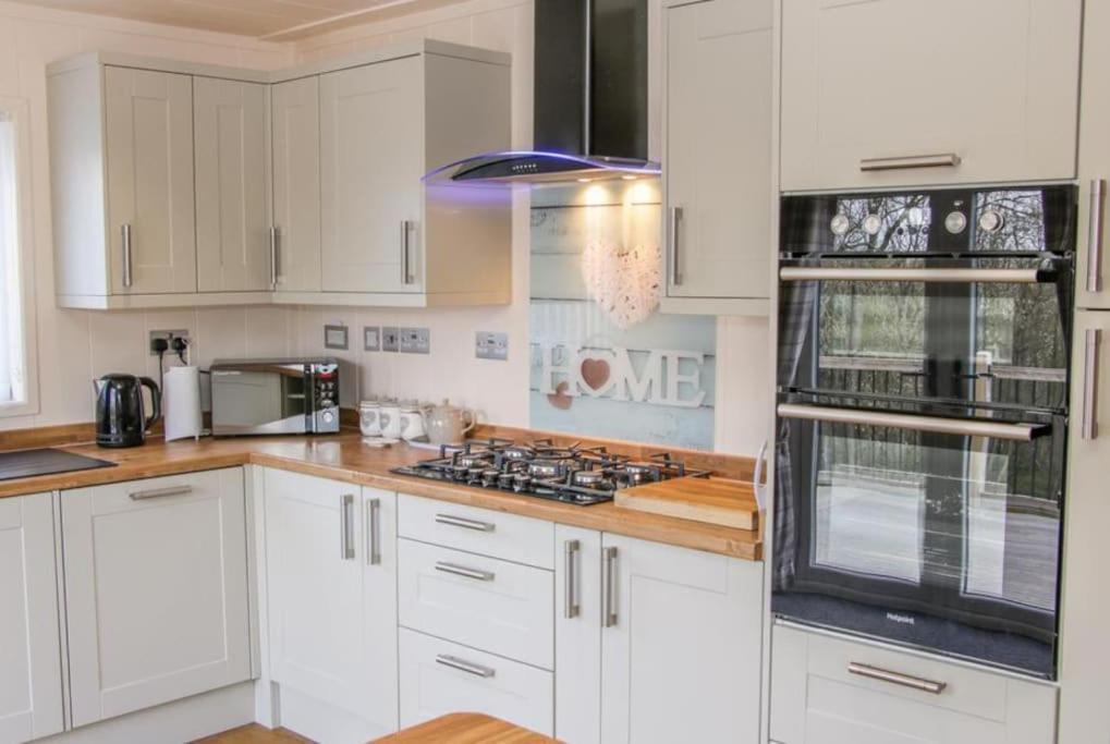 Chalet Fabulous Detached With Hot Tub Two Nights Minimum *